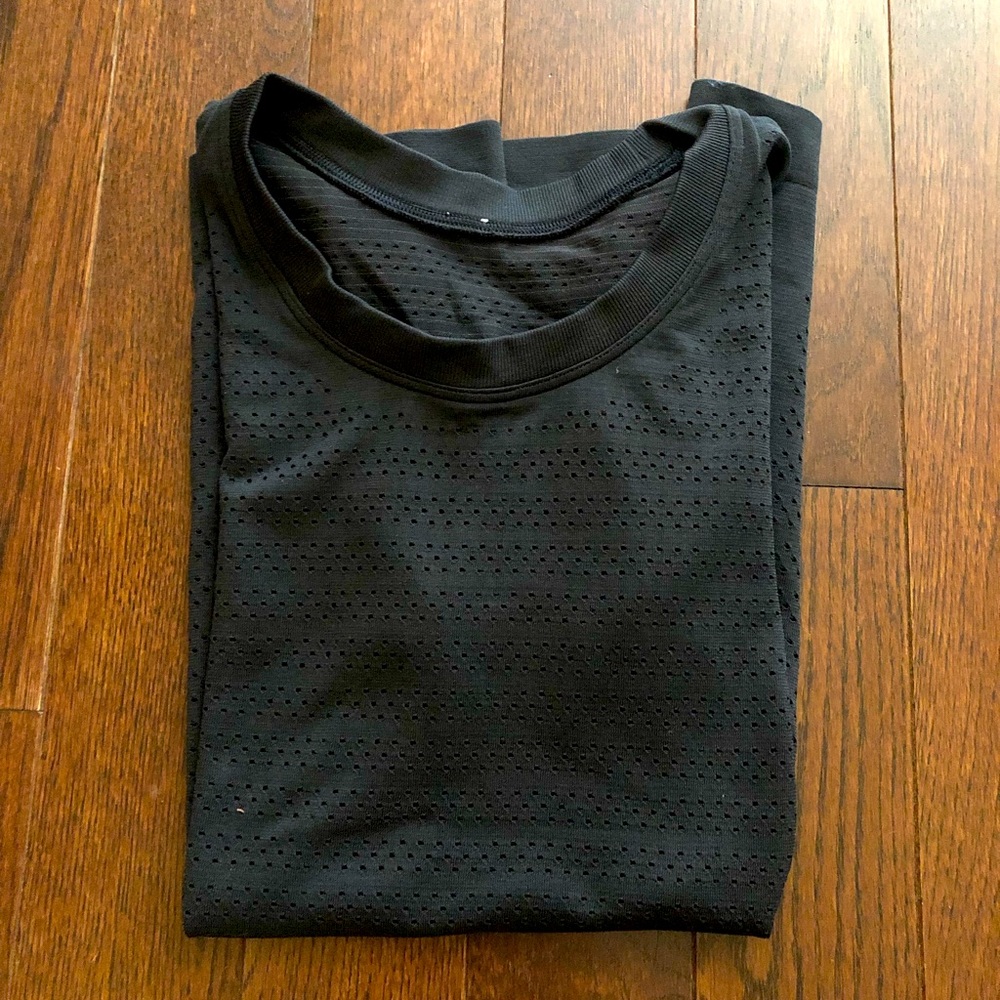 Lululemon short sleeve t-shirt